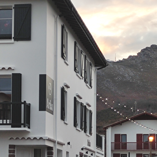 Vue extérieure de Larrun Lodge, gite de groupe à Sare, Pays Basque