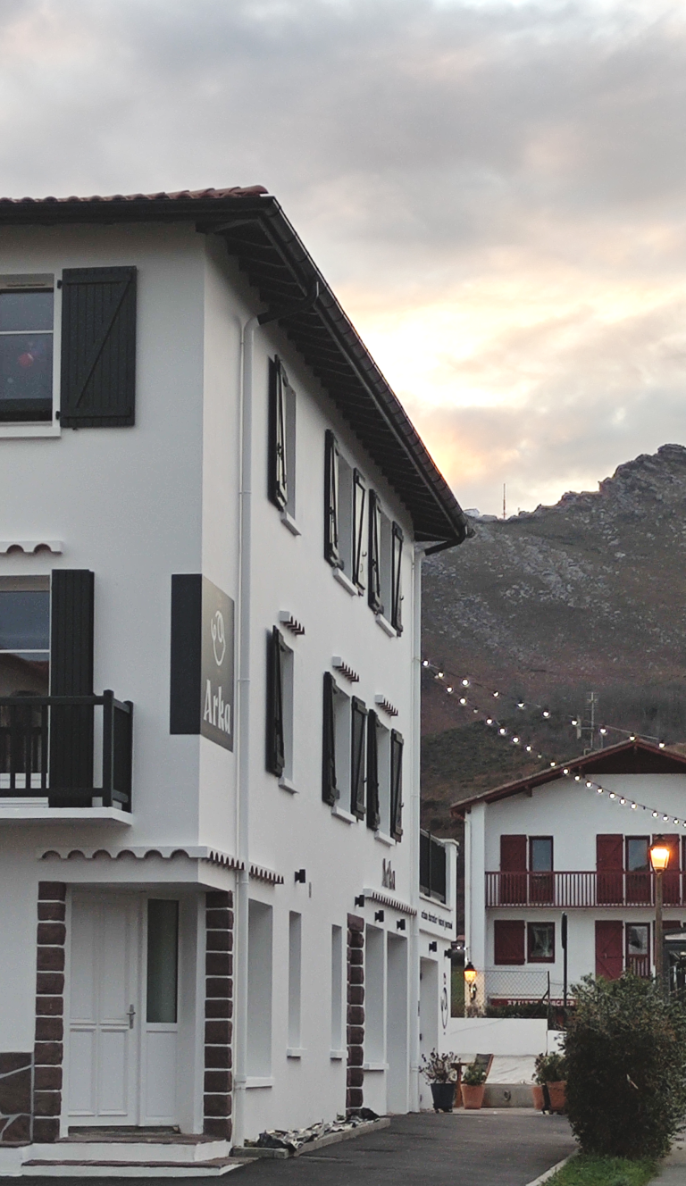 Vue extérieure de Larrun Lodge, gite de groupe à Sare, Pays Basque