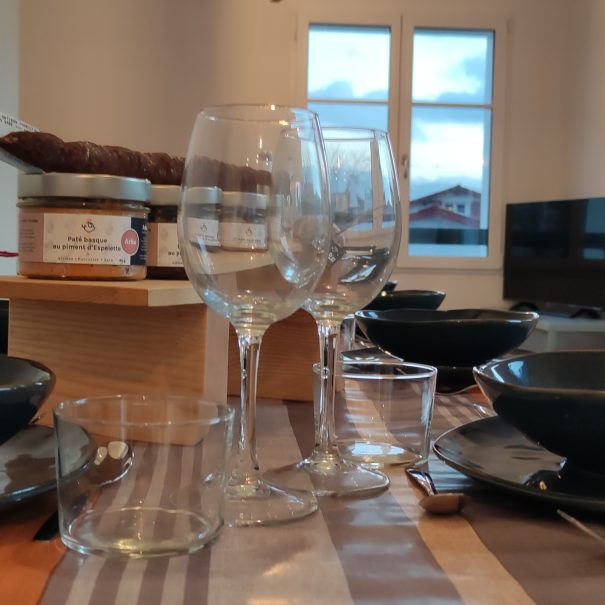 Espace repas de Larrun Lodge, gite de groupe à Sare, Pays Basque